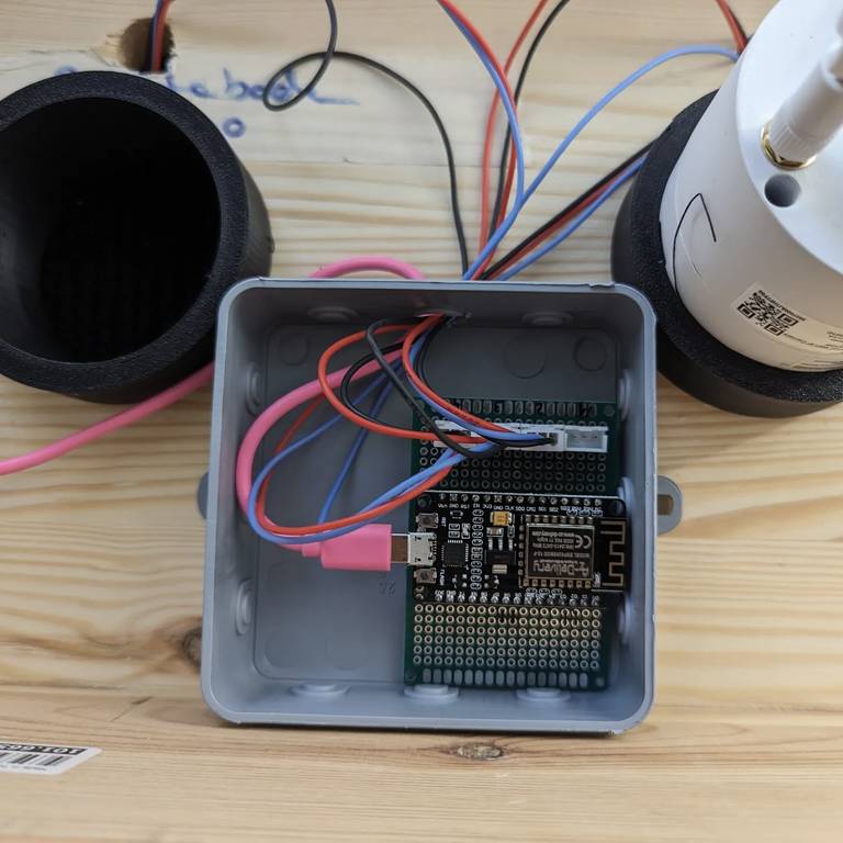 Mikrocontroller mit Kabeln, die zu einer Kamera führen.
