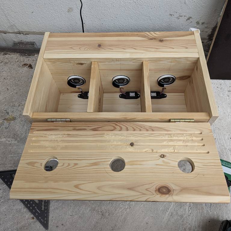 Blick in den Nistkasten mit aufgeklappter Front.