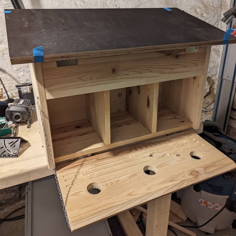 Nistkasten mit aufgeklappter Front.
